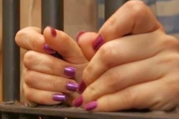 Dan 49 años de prisión a mujer por secuestro de adulto mayor