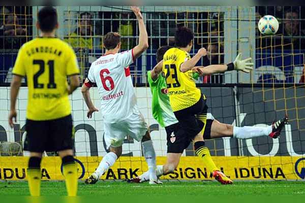 Borussia Dortmund deja atrás goleada y vence a Stuttgart en Bundesliga