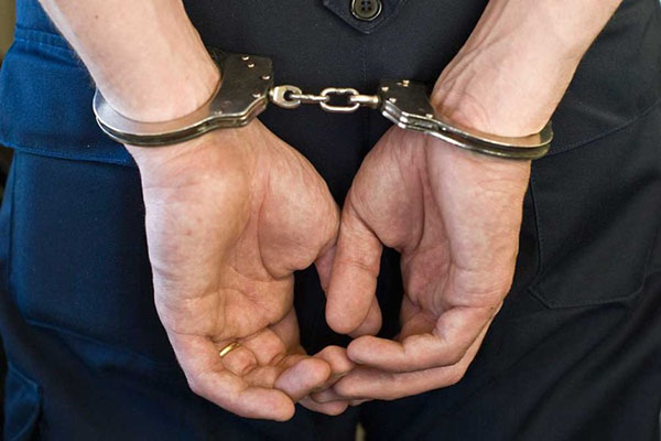 Detienen a policía acusado de violar a compañera