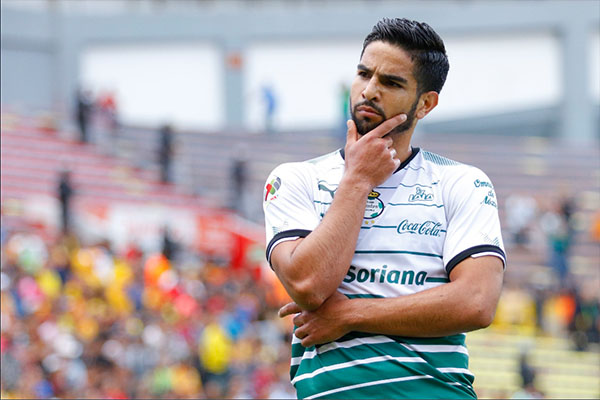 Mediocampista de Santos Diego de Buen sufre parálisis facial