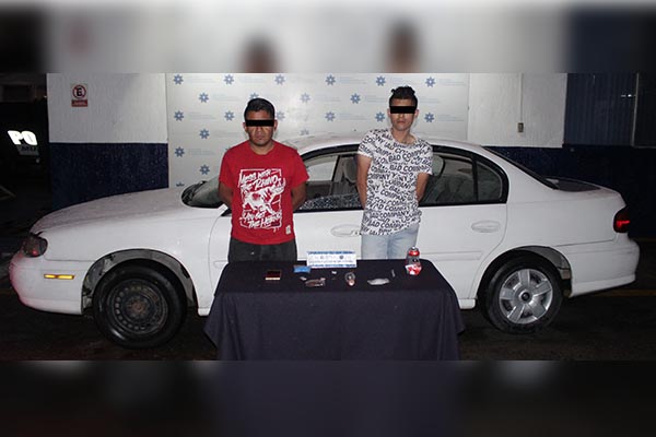Fueron sorprendidos consumiendo cocaína en su vehículo