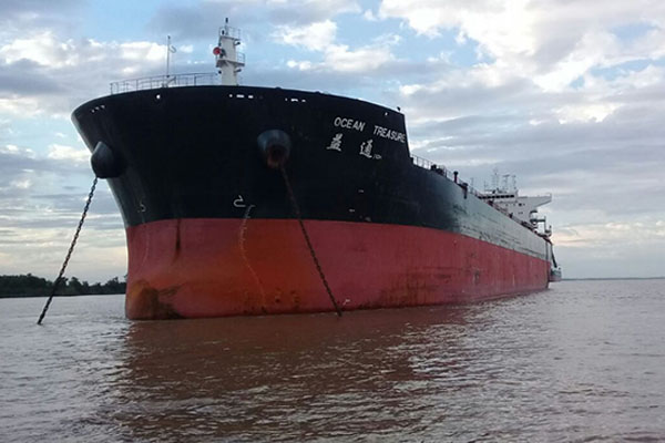 Buque de carga de Hong Kong choca contra muelle argentino