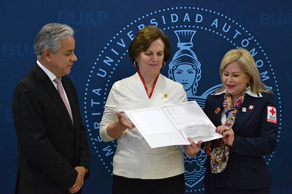 BUAP entrega donativo a la Cruz Roja Mexicana, delegación Puebla, para colecta 2018