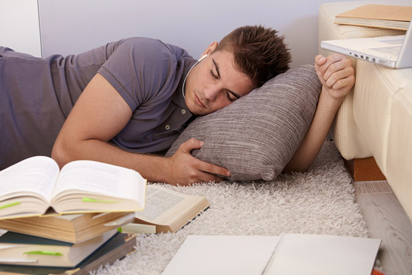Universidad instala camas para dormir entre clase y clase
