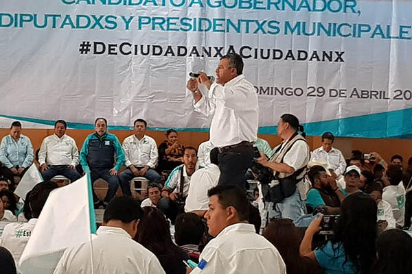 Protección a maestros, promete un tal Alejandro Romero Carreto