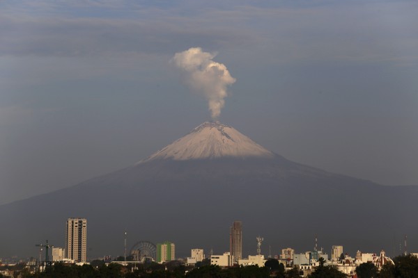 Popocatépetl emite fumarola de un kilómetro con dirección al este