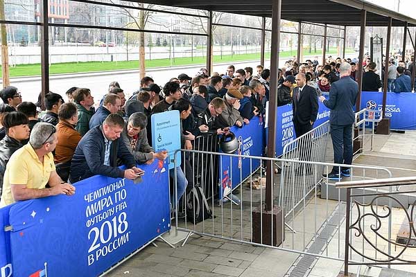 Rusos hacen fila en inicio de venta física de boletos para Mundial