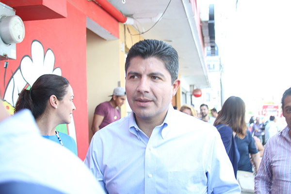 Lalo se hizo el aparecido afuera de su “alma máter”, pero fue ignorado