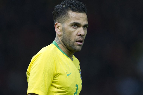 Dani Alves se perderá al menos tres semanas de juego, pero irá al Mundial