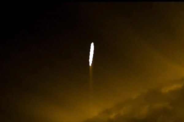 ¿Vuela una nave alienígena cerca del Sol?