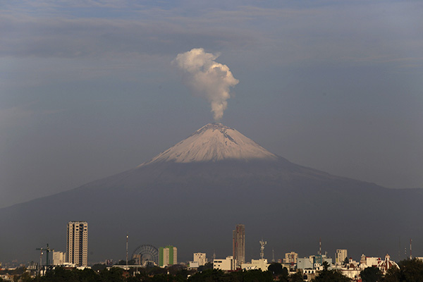 Popocatépetl amanece nevado y con fumarola