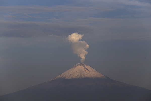 Popocatépetl emite 62 fumarolas con vapor de agua y gas
