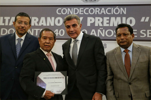 Gobierno Estatal reconoce a maestros por 40 y 30 años de servicio