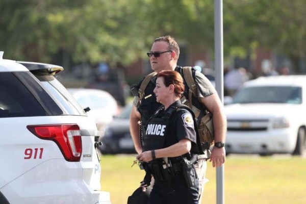 Policía detiene a sospechoso de tiroteo en escuela de Texas