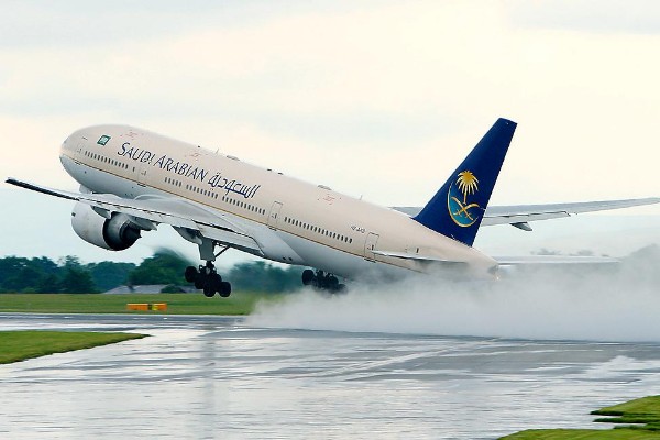 Avión saudí efectúa aterrizaje de emergencia por falla técnica