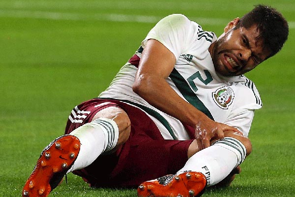 Por tendinitis, Néstor Araujo causa baja del "Tri"