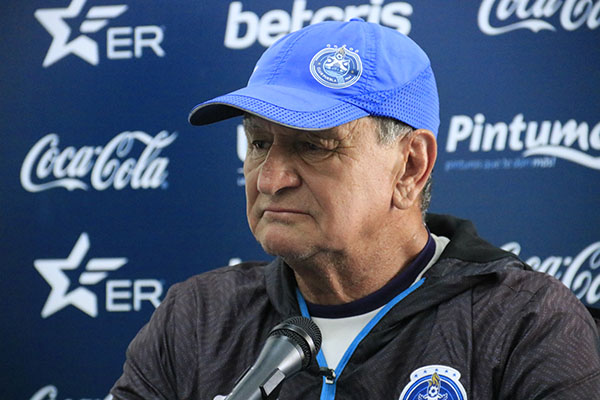 Amarra el Puebla un año más a Enrique Meza