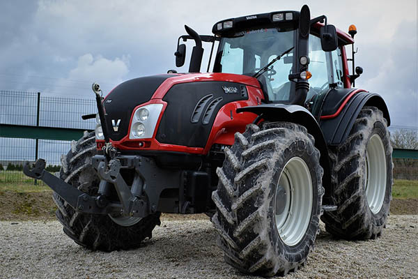Hinchas suizos viajarán en un tractor a Rusia para ver el Mundial