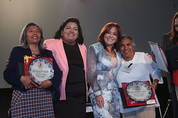 Reconocen trayectoria de docentes poblanos