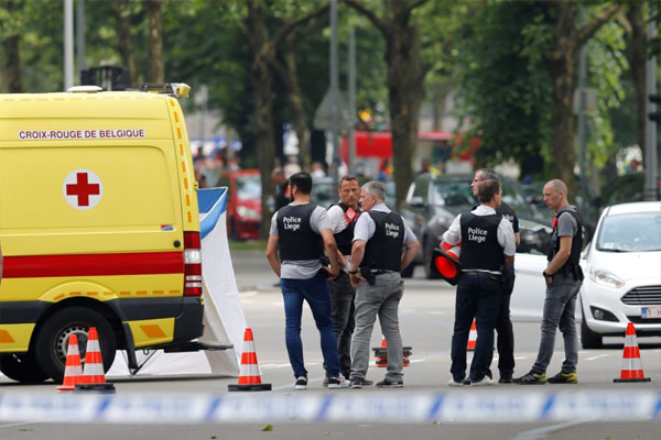 Mueren dos policías y un civil en ataque armado en ciudad belga de Lieja