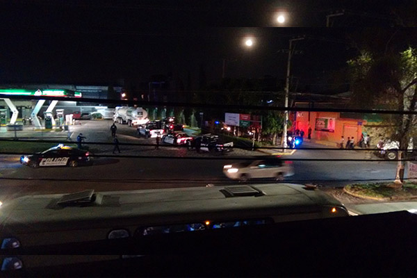 Asaltan a empleados y clientes en gasolinera de Lomas del Valle