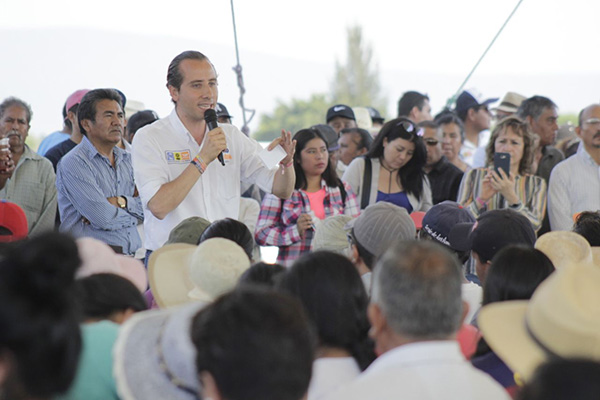 Escucha Mario Riestra necesidades de productores de la región de Atlixco