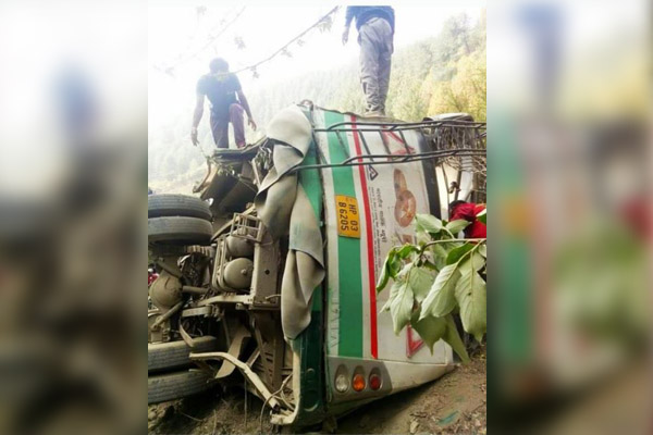 Siete muertos y 20 heridos en la India al caer autobús en un barranco