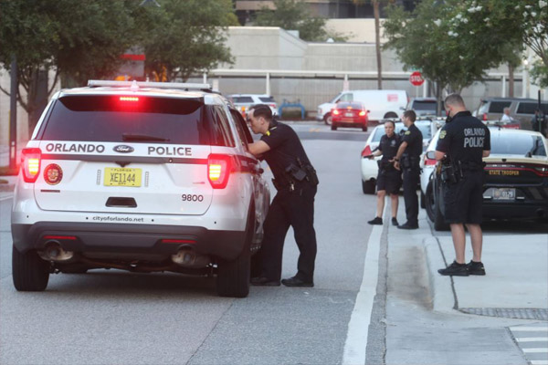 Hombre hiere a policía y se atrinchera con cuatro niños en Florida