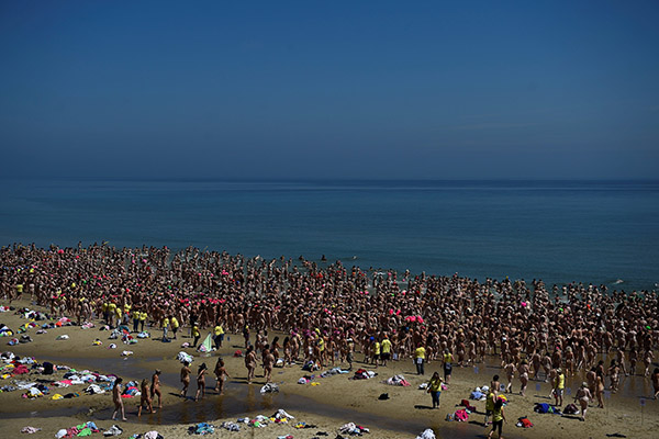Logran nuevo récord de más mujeres desnudas en una playa