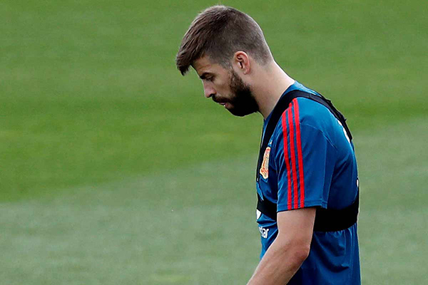 Gerard Piqué dejó entrenamiento de España por molestia en la rodilla