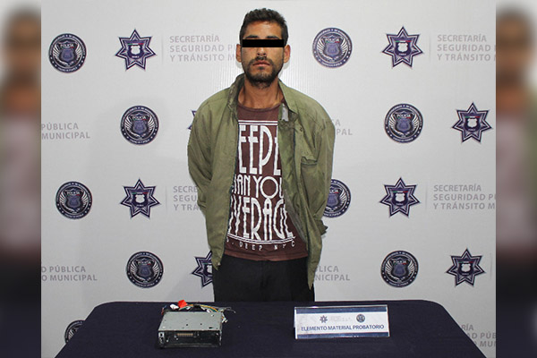 Fue sorprendido robando el estéreo de un automóvil; no logró darse a la fuga