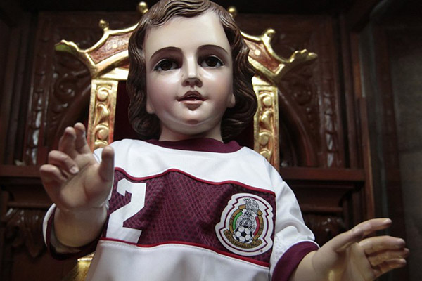 Aficionados se encomiendan al Santo Niño futbolista por partido contra Alemania