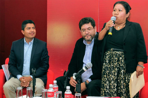Candidata de Nueva Alianza se hace la aparecida en la Ibero solo para declinar por Lalo