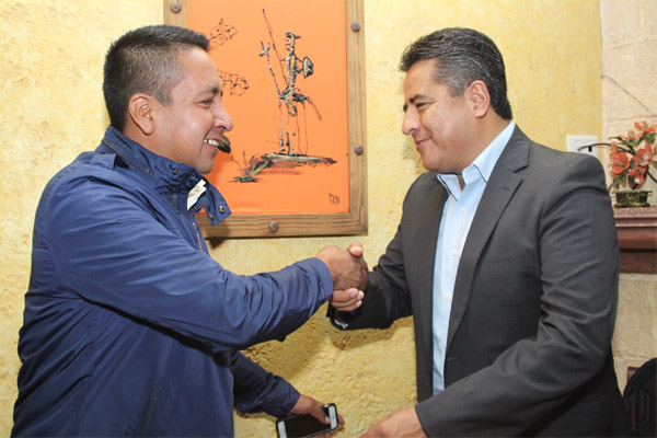 Raymundo Cuautli declina en favor de Mundo Tlatehui en San Andrés Cholula
