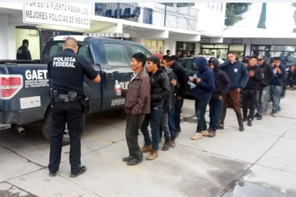 Policía Federal rescata a 52 migrantes centroamericanos en Puebla