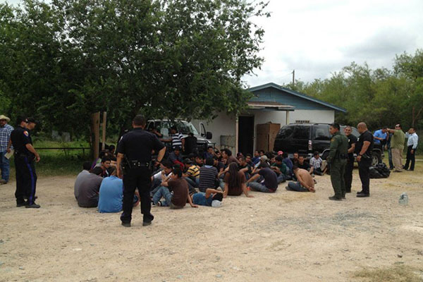 Localizan a 62 inmigrantes indocumentados en una casa de Texas