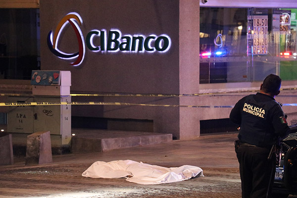 Arrastraba dos órdenes de aprehensión el hombre asesinado en la avenida Juárez