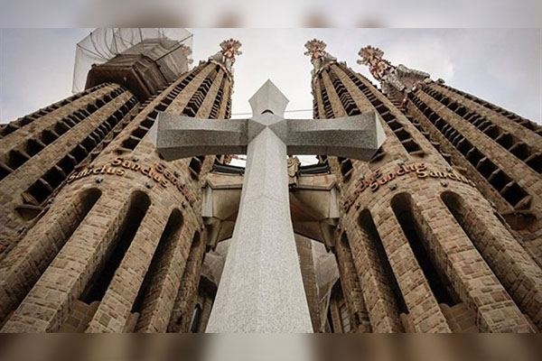 La edificación de la Sagrada Familia avanza con la instalación de una cruz de 18 toneladas