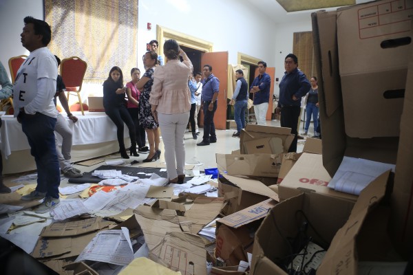 Morena descubre búnker panista con supuesta papelería electoral; estalla la violencia