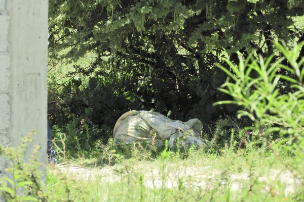 Tiran cadáver encobijado en paraje de la 14 Sur
