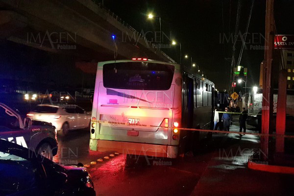 Asaltantes le quitan la vida a usuario del transporte público en la México-Puebla