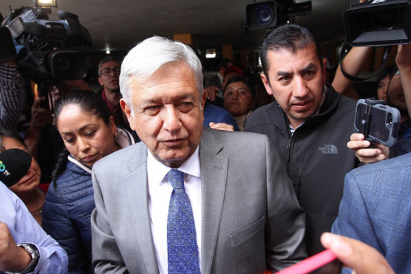 Sindicato nacional de maestros cierra filas con López Obrador