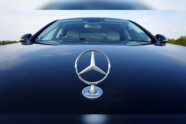 ¿Qué pasaría si echas en tu Mercedes anticongelante en lugar de gasolina? (video)