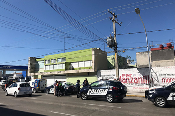 Hallan feto enredado en periódico en una banqueta de la 25 oriente