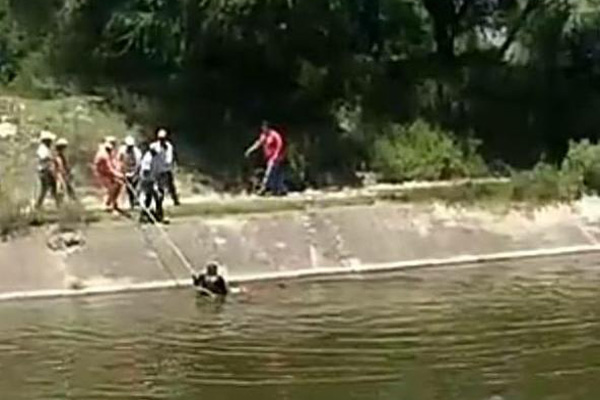 Indagan causas de la muerte de mujer hallada en canal de Tecamachalco