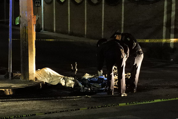 Atropellan a motociclistas y mueren al incendiarse su unidad en la Calzada Zavaleta
