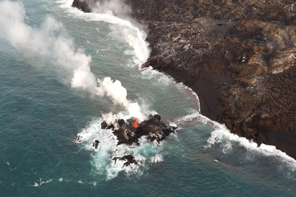 Lava del volcán de Hawái crea pequeña isla frente a la costa