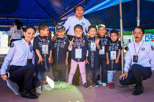 Niñas y niños de la ciudad se divierten y previenen el delito en curso de verano