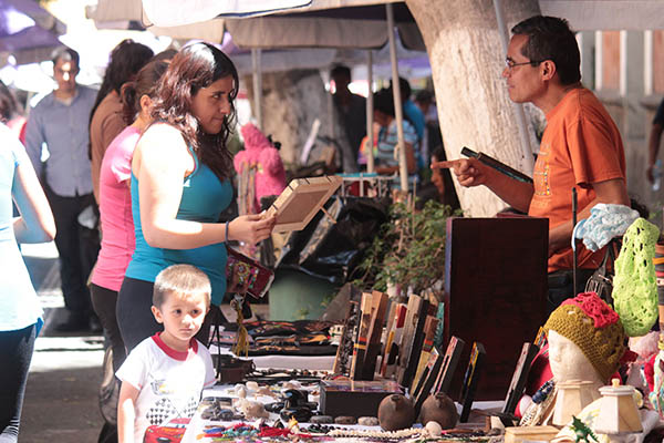 Plaza John Lennon, lugar de encuentro de turistas y artesanos
