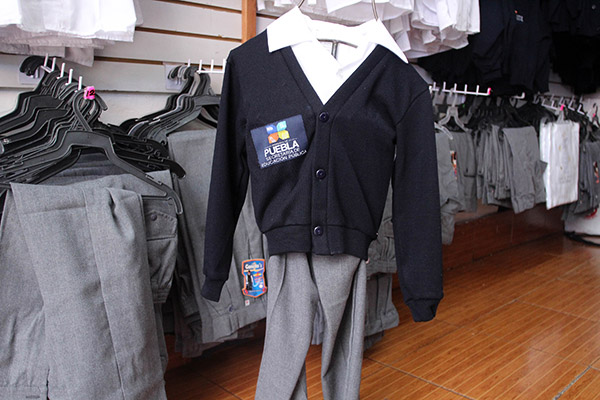 Uniforme escolar, golpe para padres de familia